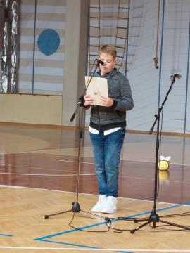 OŠ Antona Žnideršiča (14)_Sven z recitacijo svoje pesmi Nova obleka šole